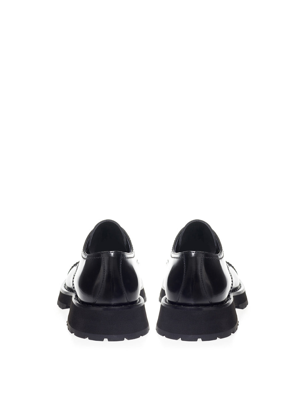 Zapatos derby de piel con cordones y tachuelas de Alexander McQueen