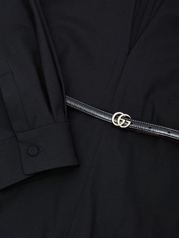 Schwarzer Anzugskleid mit Gucci -Gürtel