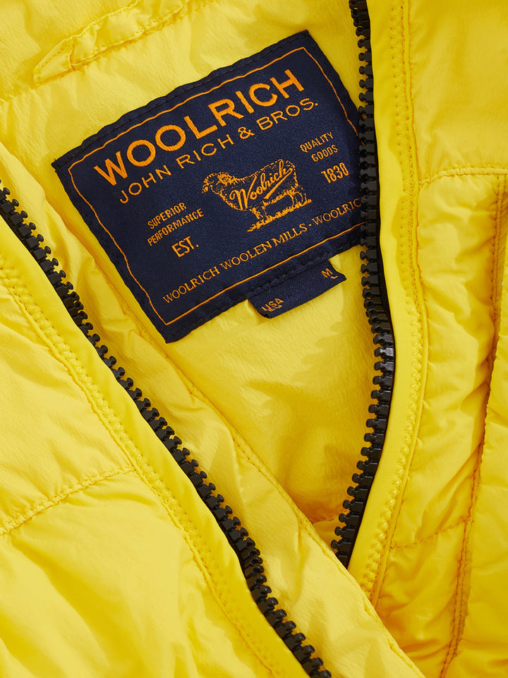 Chaqueta de plumas amarilla de Woolrich