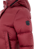 Piumino Puffer Lungo Imbottito con Cappuccio in Bordeaux Moose Knuckles