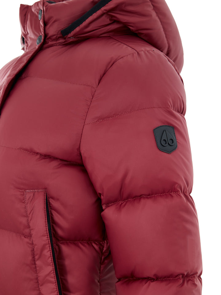 Piumino Puffer Lungo Imbottito con Cappuccio in Bordeaux Moose Knuckles