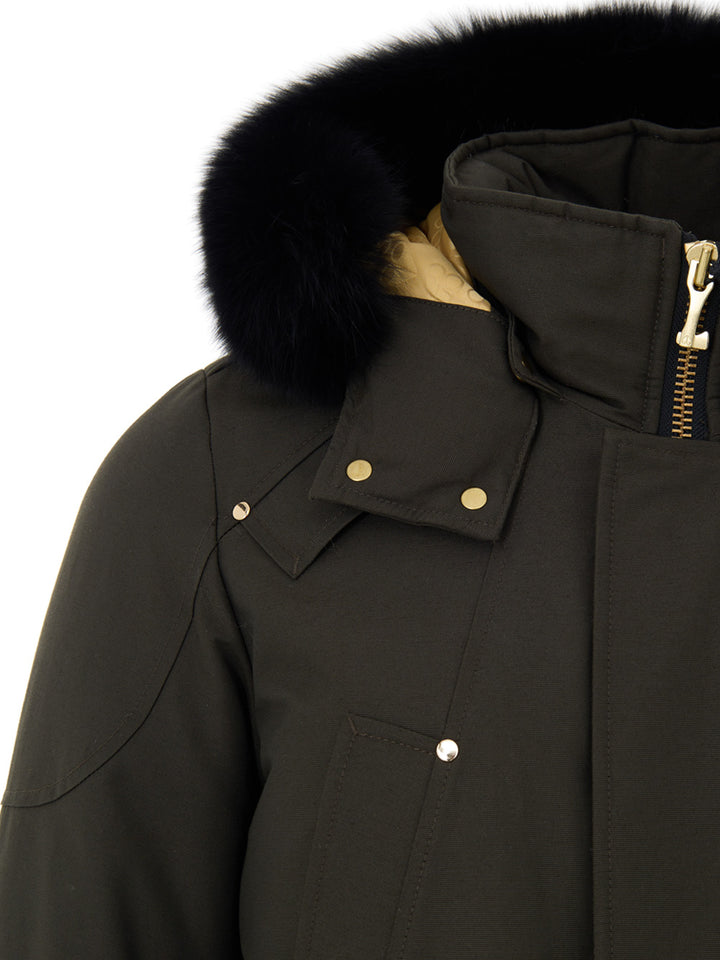 Giubbino Lungo in Tessuto Verde con Cappuccio e Pelliccia Moose Knuckles