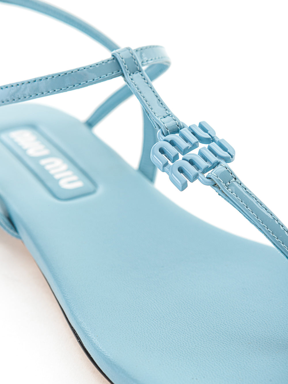 Hellblaue Flip-Flop-Sandale aus Lackleder von Miu Miu