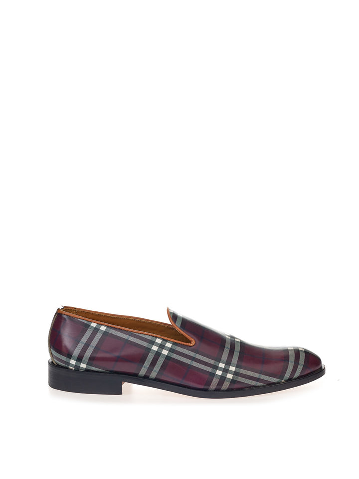 Lilafarbener Burberry-Loafer mit Karomuster