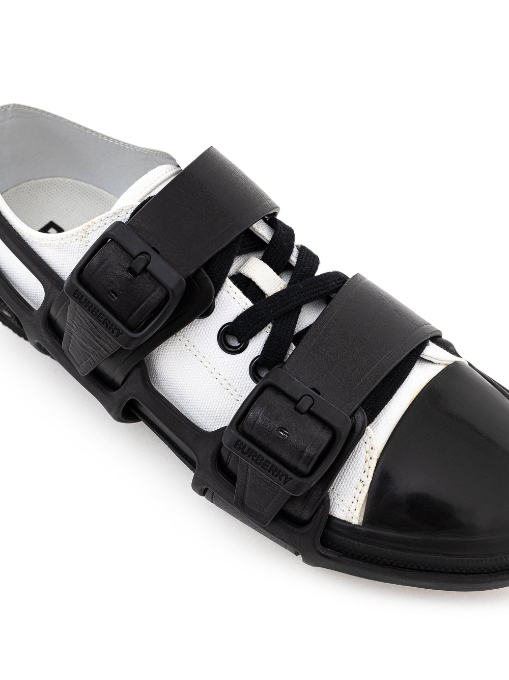 Zapatilla de Lona Blanca con Estructura Externa de Goma Negra Burberry