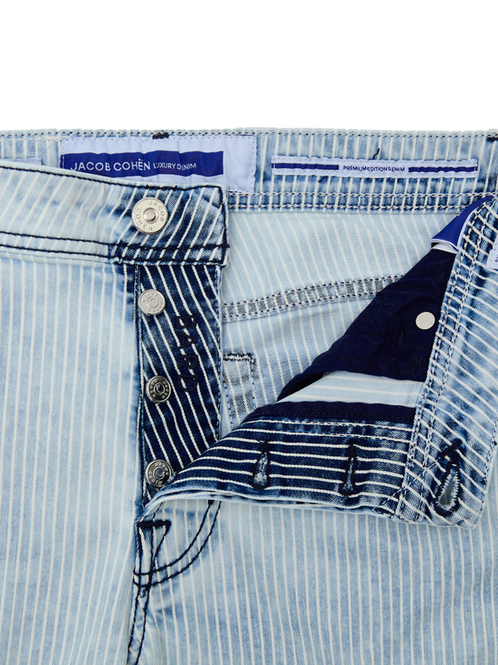 Jacob Cohen Lines en un claro jeans de mezclilla