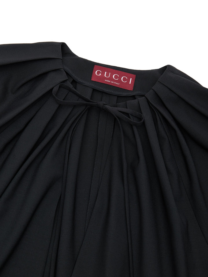 Schwarzer Anzugskleid mit Gucci -Gürtel