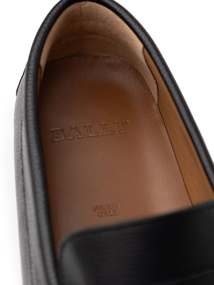 Bally Moccasins in schwarzem Leder mit goldener Plaque