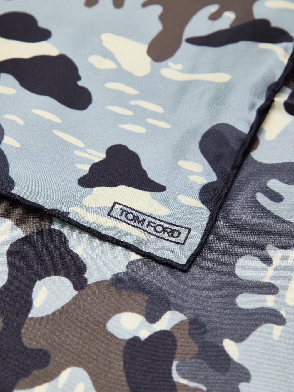 Fazzoletto da Taschino in Seta Grigio Chiaro con Stampa Camouflage Tom Ford